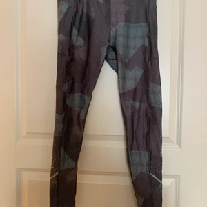 Träningstights ICANIWILL  - Mönstrade träningstights från ICANIWILL i storlek M. Endast använda ett fåtal gånger. Finns i Mölndal/Göteborg eller skickas med Postnord, köparen står för frakten.