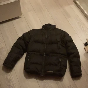 Pufferjacka - Säljer denna varma och bekväma pufferjackan i storlek M, köpt på beyond retro för 479kr, köpare står för frakt
