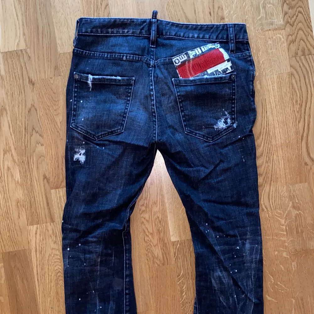 Mörkgråa jeans från DSQUARED2, självklart äkta i strl 38 herr se 3e bilden, använda men helt felfria, nypris drygt 5000kr. Jeans & Byxor.