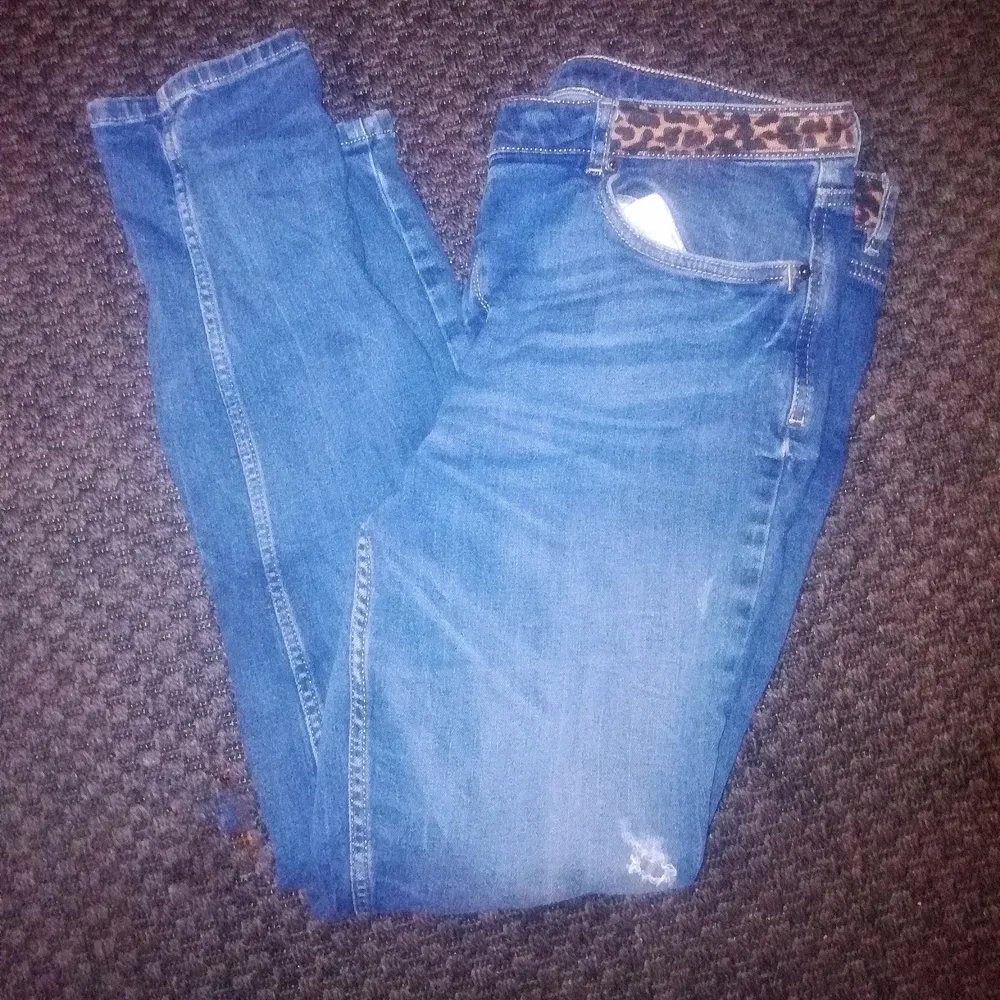 Ascoola Denim Jeans med snyggt leopardmönster i midjan. Jeansen är i mycket fint skick. Sällan använda men fortfarande som nya. Sitter jättesnyggt på!     Storlek: 44. Ordinariepris: 549:-. Fler bilder kan skickas vid intresse 💌🛍️📦. Jeans & Byxor.