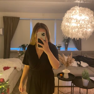 Kortärmad playsuit - Kortärmad svart playsuit. Storlek 38. Använd en gång. 