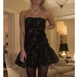 Supersnygg svart glittrig klänning från Maje i storlek 36!! Säljer för att jag inte har fått någon användning av den. Köpt för 2500 aldrig använd🖤💘