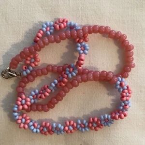 Halsband blommor - Handgjort halsband med blommor. Köparen står för frakten, 12kr. Samfraktar vid köp av flera smycken.