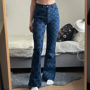 Jaded London jeans - Utsvängda jeans från Jaded london aldrig använda endast provade mkt stretch i tyget så dom formar sig fint efter kroppen lite stora i storleken Dette ar storleken w24 men dom är lite löse på migsom vanligtvis har storlek xxs i byxor. ☺️