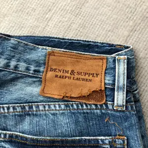 Snygga jeansshorts med slitningar från Ralph Lauren!