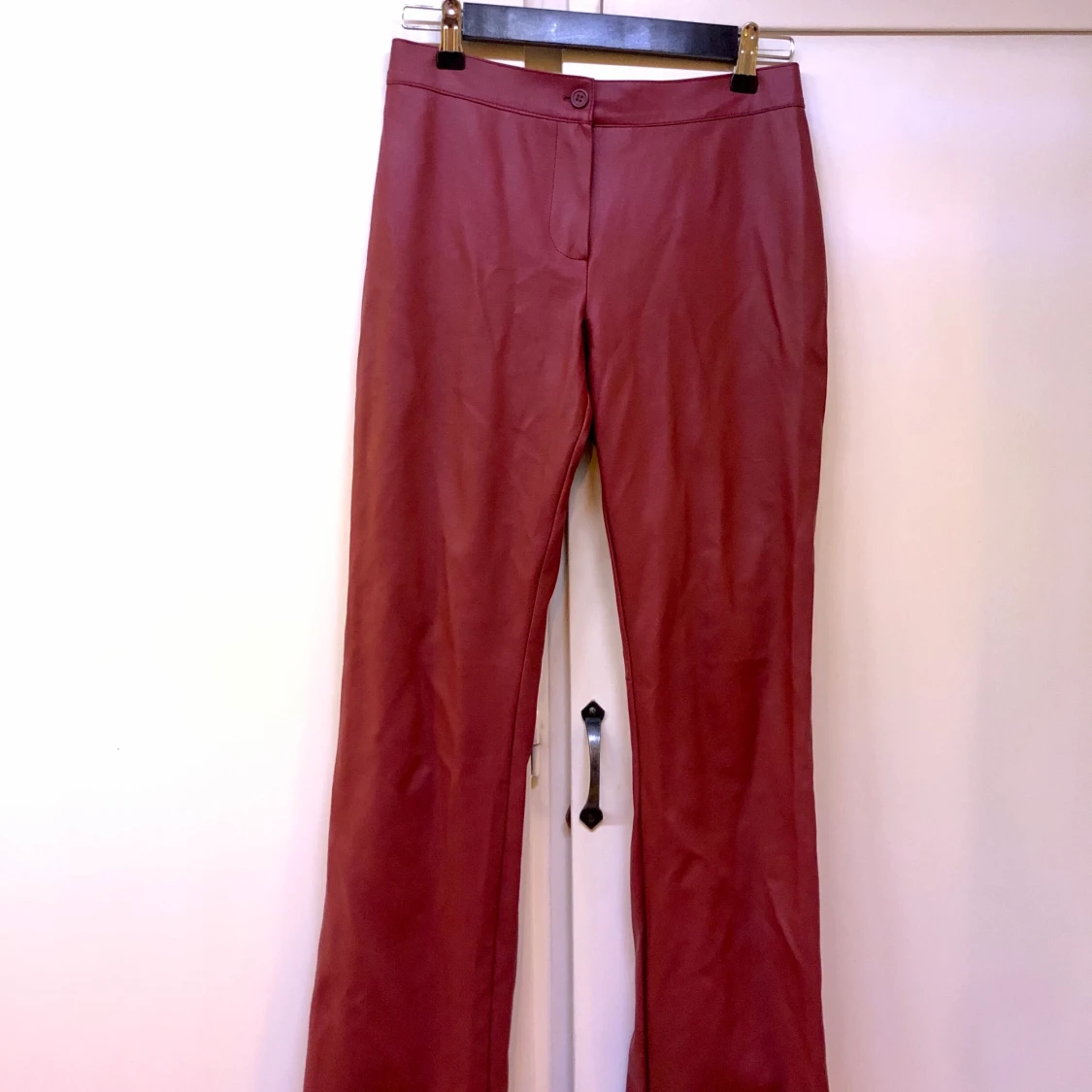 Röda fejk läderbyxor bootcut - 90