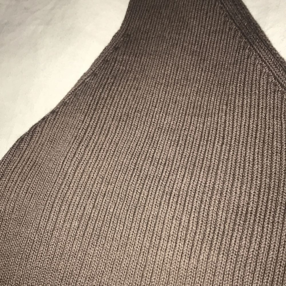 Superfint och skönt gråbrunt croppat linne i stickat material. Storlek S!💖 endast testad.. Toppar.