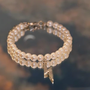 Pärlarmband med blixtberlock  - ett simpelt armband med en silver berlock i blixtmotiv. armbandet är 16cm + 4cm förlängningskedja 