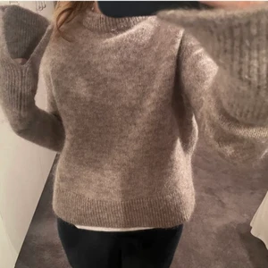 Stickad tröja - Säljer nu denna så fina stickade tröjan från hm! Den är i mohairmix och har verkligen så fin färg. Tröjan har en liten slits vid ärmarna vilket är såå fint. Tröjan är i Xs men passar även S och nypriset är 600kr. TRÖJAN ÄR HELT SLUTSÅLD PÅ HEMSIDAN. Tar endast emot bra bud💕