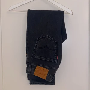 Gråa levis 501 93 cut - Hej säljer mina gråa levis 501 93 cut. Inte anvönda så mycket och har väldigt bra kvalite. Dm om frågor😀