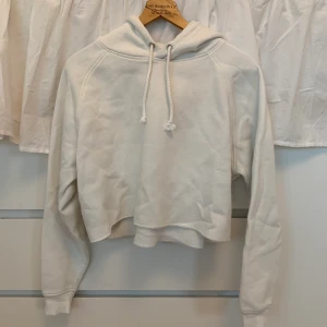 Vit croppad hoodie - Vit croppad hoodie från Bikbok i stl M. Lite nopprig (se sista bild). Använd 3 gånger. 
