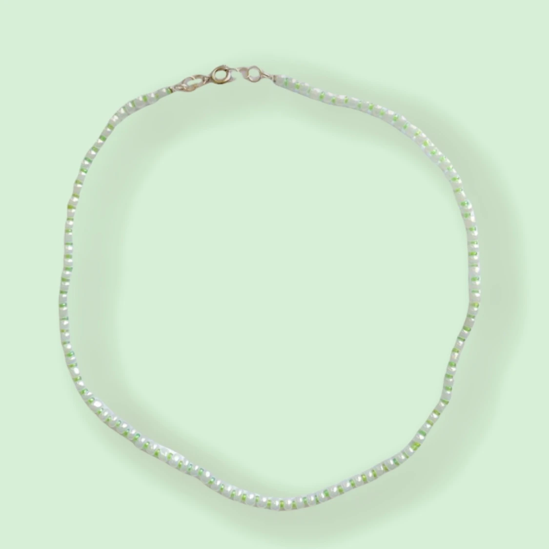 Grönt och vitt pärlhalsband 🤍