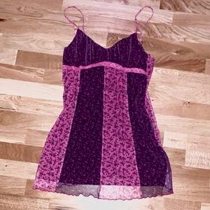 urban outfitters - slutsåld urban outfitters klänning som jag köpte i somras men aldrig hann använda. säljer för att det inte riktigt är min stil längre. 💖 storlek M och stretchig. gratis frakt 🥰