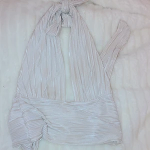 superfin topp - perfekt till nyår och fest♥️♥️vit glittrig i tyget och aldrig kommit till användning än!! justerbar i storlek och passar därför nästan alla