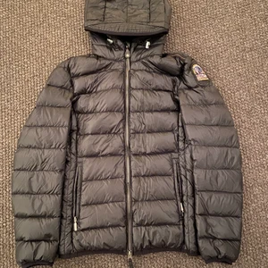 Parajumper Jacka  - Skit fett parajumper jacka i storlek. M. Aldrig använd och fler bilder kan skickas!😁