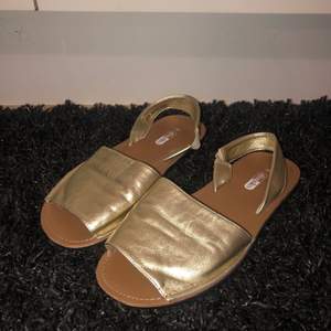 Guldiga sandaler från Dinsko i fint skick. Storlek 39 ❤️‍🔥 Köparen står för eventuell frakt. 