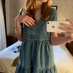 Jeansklänning  - Super gullig klänning från hm som inte säljs längre! Skriv i dm för fler bilder💘💘frakten ingår