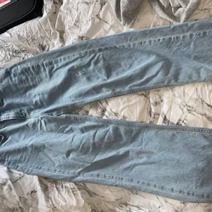 Ljusblå nakd jeans i stl 32/34 - Exakt samma som dom mörkblå som finns i min profil, läs där för mer info💕💕💕