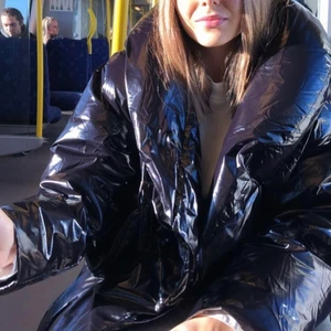 Vinter jacka - Typ den coolaste jackan som finns! Köpt förra året på gina tricot för 1500❤️ as snygg och varm! Använd få gånger