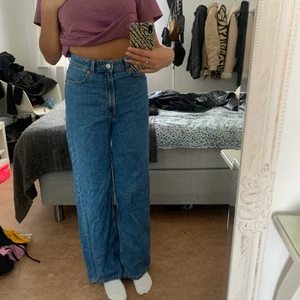 Hm jeans stora där nere - Storlek 36 säljer dessa för att jag knappt använder dem, använda 2 gånger bara😁