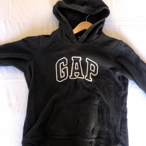 Gap hoodie - Gap hoodie i bra skick, lite nopprig.