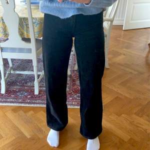 Svart tvättade jeans i storlek 24, small midja och bra i längden för en tjej på 160 cm. Bra skick, original pris 499