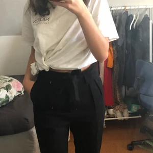 Svarta kostymbyxor  - Säljer dessa byxor, inte helt fläckfri därav priset, går absolut att tvätta bort fläckarna. Går dessutom att knyta! Storleken är 34 men passar absolut större