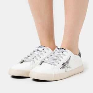 La temp des cerises skor - Nästintill oanvända La Temp Des Cerises city white skor. Använda fåtal gånger och fortfarande inte ingådda. Pm för fler bilder/intresse. Frakt tillkommer. 🤍