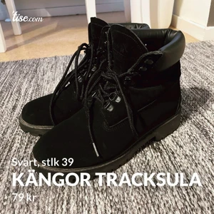 Kängor tracksula 39 - Svarta kängor i mockaimitation. Finns tecken på användning, men ändå i bra skick. Storlek 39/40.