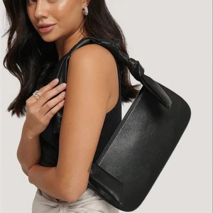 Knot strap baguette bag - Supersnygg svart läderväska från NAKD! 100kr + frakt ⭐️ skriv privat för egna bilder 