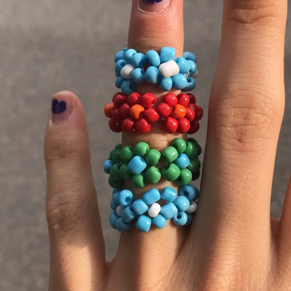 Säljer dessa pärlade ringar i alla färger💕Var inte rädd att skicka privat efter fler bilder eller frågor:)❤️kolla gärna in mina andra annonser❤️. Asusteet.