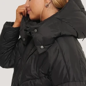 Svart vinterjacka - Svart vinterjacka med hög krage och luva, inte mycket använd. Nypris ca 800kr, säljer för 400. Från Nakd.