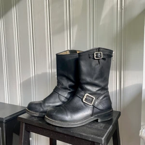 Urban project  - Snygga boots från Urban project. Använda i två vintrar så lite slitage på sulorna där bak annars i fint skick. Säljes på grund av att jag inte använder de längre.