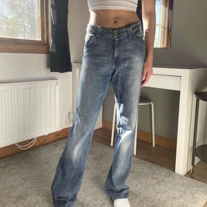 Lågmidjade jeans - Så fina lågmidjade jeans från Lee!! Jeansen är i bra skick. Skriv om ni har några frågor eller funderingar!