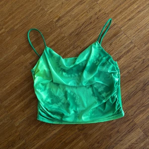 Söt topp - Topp med ljus-o mörkgröna färger från plt. Passar 34 och några 36.