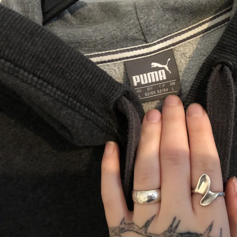 Puma hoodie i stl L, skön i material och lite oldskool/vintage style. Betalning sker via swish och köparen står för ev frakt 🚚 . Hoodies.