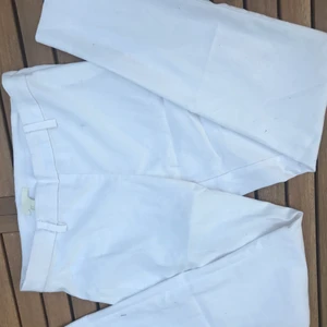 Vita kostymbyxor - Säljer mina vita kostymbyxor från HM . Dom är kanske lite korta på mig som är 165 💕Var inte rädd att skicka privat om frågor eller fler bilder:)