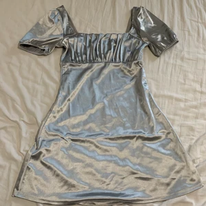 Silver klänning - Sliverklänning från hm i storlek S några få nopprar på den, frakt 66kr