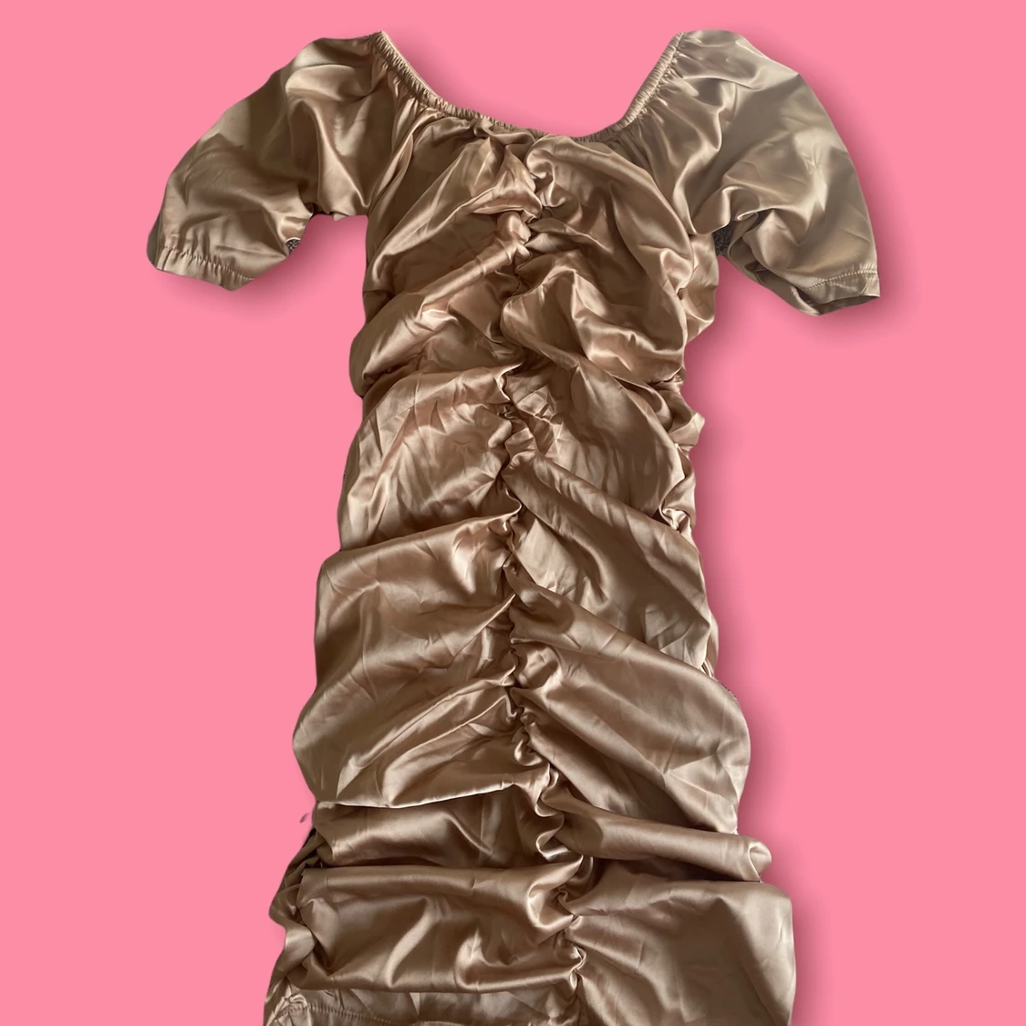 Rynkad/Figursydd klänning ifrån Nelly