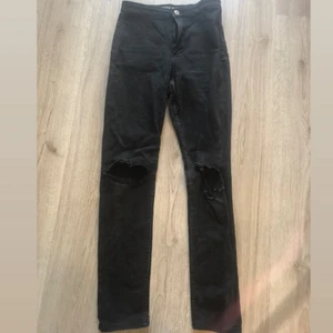 Håliga svarta jeans  - Säljer dessa håliga svarta jeans, dom är High waist. Stl 158, jätte fina men använder aldrig längre. Haft dom ett tag. Skriv för intresse.