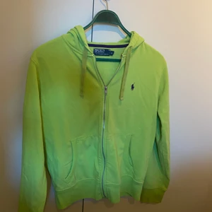 Kofta  - En kofta från ralph lauren som jag har köpt på second hand inte bästa skick då den är lite nopprig samt att några sömmar har börjat gå upp. Skriv för fler bilder☺️