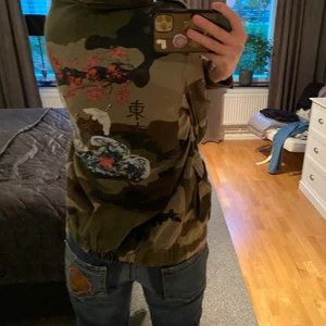 Militärjacka  - En super snygg militärjacka med ett super fint tryck på ryggen❤️