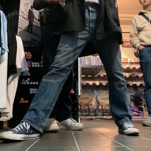 Levis 501  - Säljer dessa nästan helt nya par av levis jeans i storlek 30/30. Modellen bär ett annat par men av samma modell och färg! Nypris är 1099kr. Hör av er vid fler bilder eller liknande!🥰 köpare står för frakt (pris kan diskuteras)