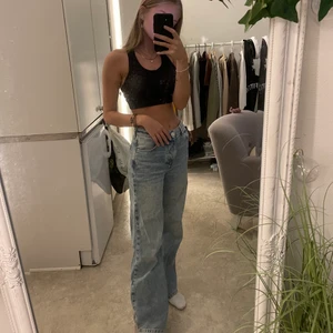 Mid waist jeans - Sparsamt använda jeans som jag lägger ut igen pga oseriös köpare! Passar mig som använder byxor i strl 32/34:) Modellen är lite mer wide leg och de sitter medelhögt upp. Säljer då jag har överflöd av jeans i garderoben. 300kr eller bud. Nypris 599kr! (du står för 50% av frakten)