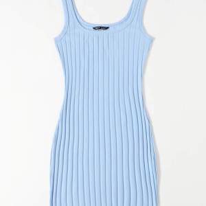 säljer denna jätte fina blå klänningen ifrån shein pga den nt kmr t användning, bra skick💕💕
