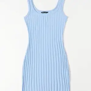 säljer denna jätte fina blå klänningen ifrån shein pga den nt kmr t användning, bra skick💕💕