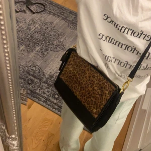 Aldrig andvänt bra skick - Har aldrig använt denna väskan den kostar 80 plus frak