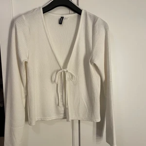 Vit kofta - Jättefin bit kofta från HM, använd ca 2 ggr så i princip som ny! Kom med bud