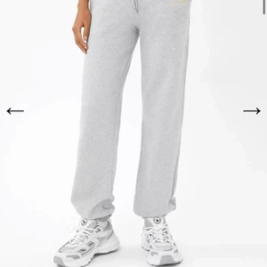 Arigato Trademark Sweatpants - Storlek M. Säljer dessa assnygga brallor då dem är för stora för mig. Knappt använda och i gott skick!