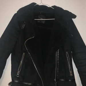 Zara jacka storlek S - Fin jacka perfekt till hösten, små fina detaljer. Knappt använd, mest hängt i garderoben:) köparen står för frakten 